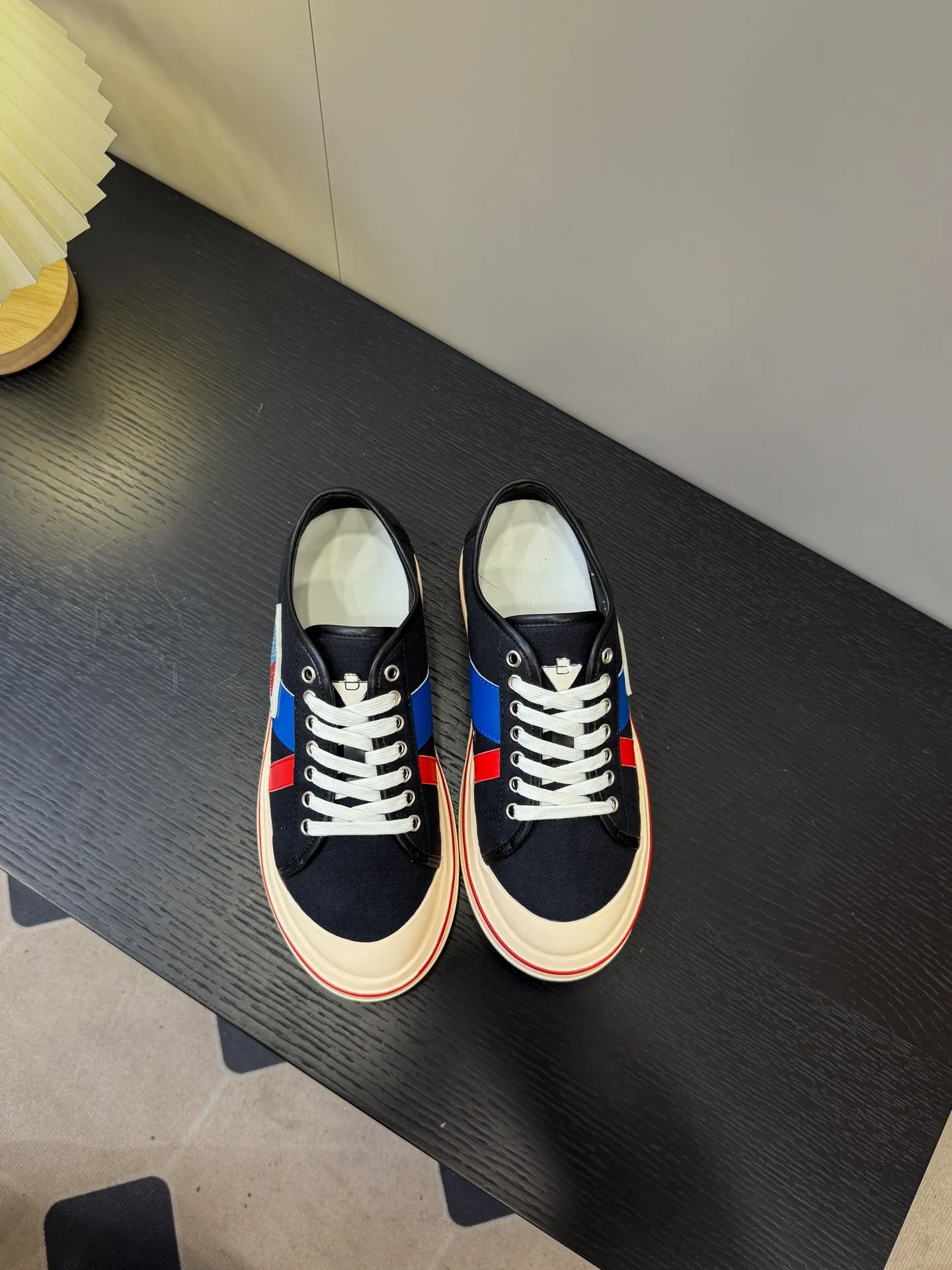 👟👟Ex-factory price 460👟👟 (Men's size +1️⃣0️⃣) BVOrbit's latest 2025 catwalk model, developed 1:1 from the original board, classic color matching elements! This is the biggest highlight of this shoe, eye-catching but not exaggerated design, super cool for daily use, super versatile whether paired with pants, sweaters or skirts, looks good no matter how you wear it, the more you look at it, the more you like it ❗️ Outsole: Original outsole color: 5 colors code number: female 35-40 male 39-44